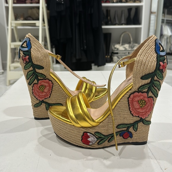 Gucci Ophelia Espadrille Platform Wedge Oro Vecchio Sandals Gold Appliqué Floral - Picture 2 of 4